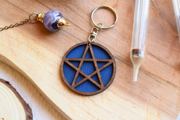 Porte-clés pentacle en bois et simili cuir bleu par Le Grimoire du Phoenix