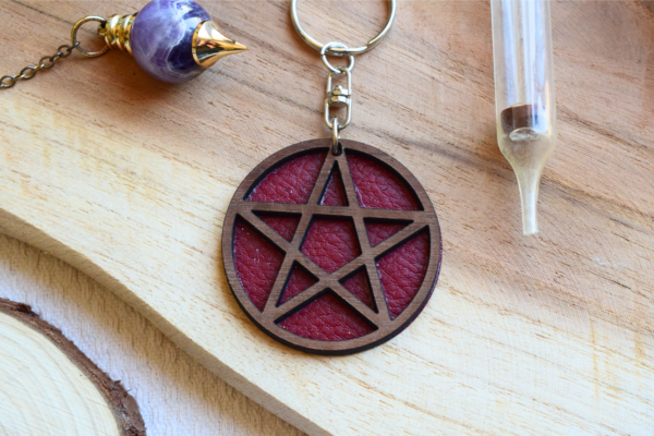 Porte-clés pentacle en bois et simili cuir bordeaux par Le Grimoire du Phoenix