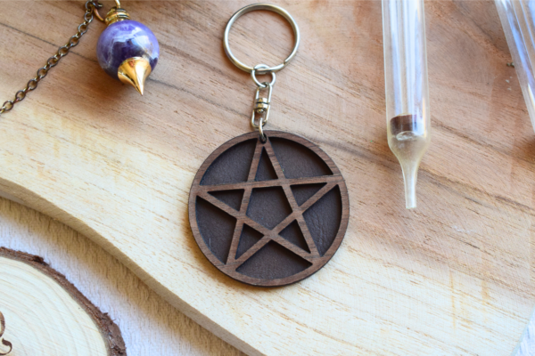 Porte-clés pentacle en bois et simili cuir marron par Le Grimoire du Phoenix