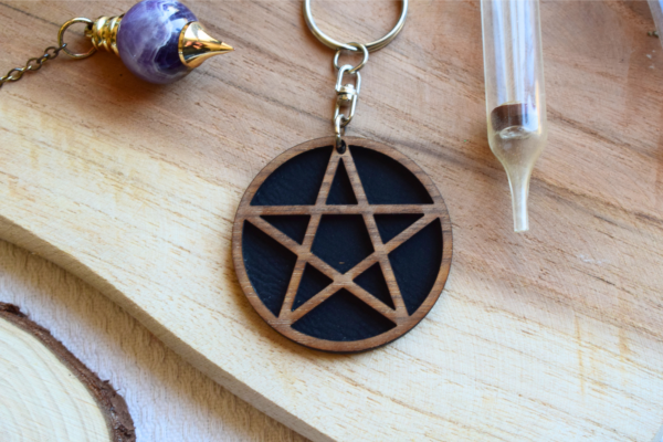 Porte-clés pentacle en bois et simili cuir noir par Le Grimoire du Phoenix