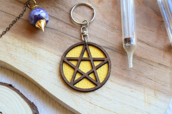 Porte-clés pentacle en bois et simili cuir or par Le Grimoire du Phoenix