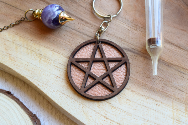 Porte-clés pentacle en bois et simili cuir rose gold par Le Grimoire du Phoenix