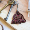 Porte-clés triquetra en bois et simili cuir bordeaux par Le Grimoire du Phoenix