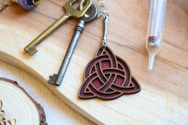 Porte-clés triquetra en bois et simili cuir bordeaux par Le Grimoire du Phoenix