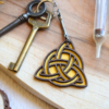 Porte-clés triquetra en bois et simili cuir or par Le Grimoire du Phoenix