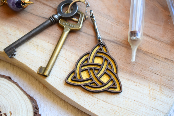 Porte-clés triquetra en bois et simili cuir or par Le Grimoire du Phoenix