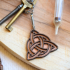 Porte-clés triquetra en bois et simili cuir rose gold par Le Grimoire du Phoenix
