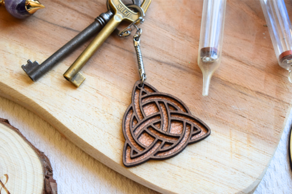 Porte-clés triquetra en bois et simili cuir rose gold par Le Grimoire du Phoenix