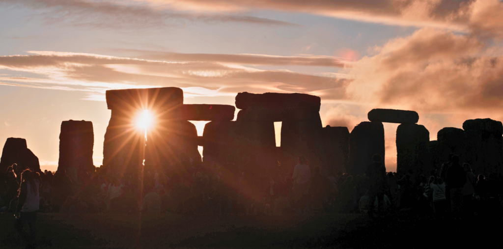 Stonehenge et Newgrange, des sites mégalithiques alignés au soleil couchant du solstice d'hiver