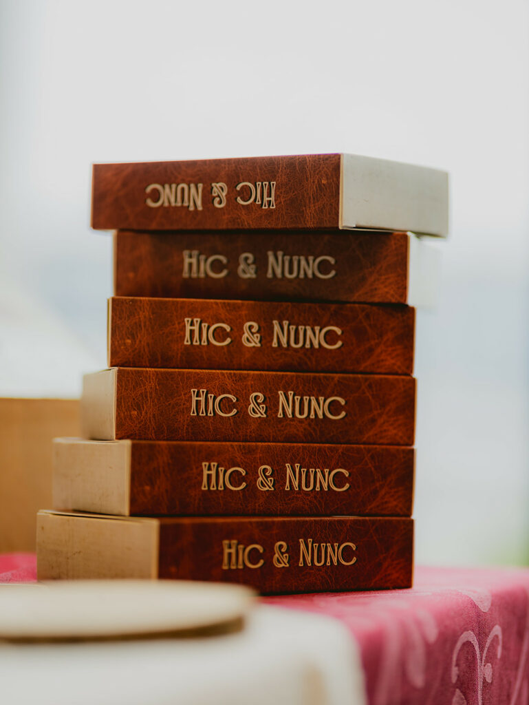 Les boîtes du jeu Hic & Nunc